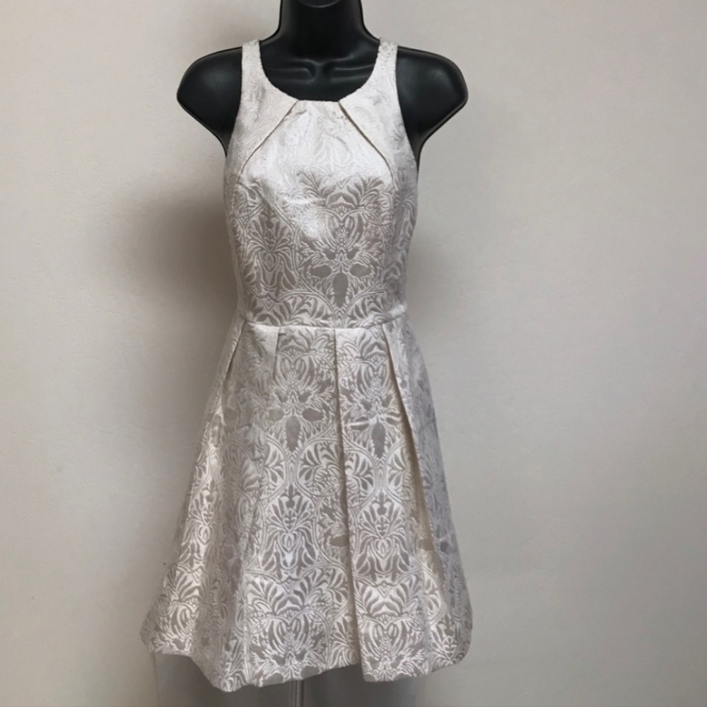 Gianni Bini -- White Brocade Cocktail Dress - Picture 4 of 12